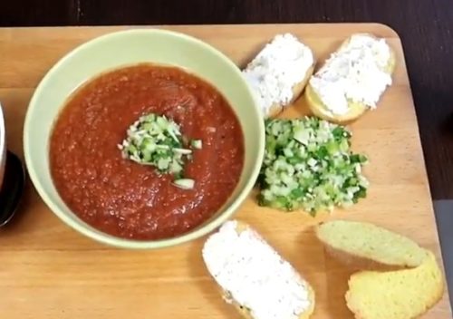 Как приготовить холодный томатный суп Гаспачо