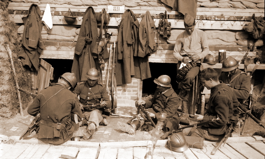 ​Бельгийские солдаты на передовой, занятые чисткой оружия, сентябрь 1917 года. К концу войны немногочисленный бельгийский контингент был экипирован союзниками по Антанте - Чёрные годы фламандцев и валлонов 
