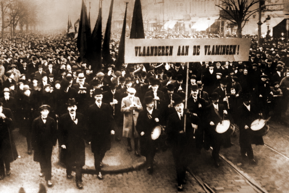 ​Vlaanderen aan de Vlamingen! — «Фландрия для фламандцев!» Как часто бывает в подобных случаях, в Бельгии произошёл небывалый подъём национализма, поддерживаемый чужими штыками. Демонстрация фламандских националистов в оккупированном немцами Антверпене, февраль 1918 года - Чёрные годы фламандцев и валлонов 