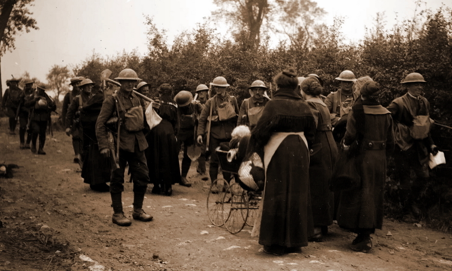 ​Битва за Кортрейк, 15 октября 1918 года. Британские солдаты Монмутширского полка продвигаются вперёд, в то время как бельгийские женщины уходят в тыл. Немецкая оккупация для них заканчивается - Чёрные годы фламандцев и валлонов 