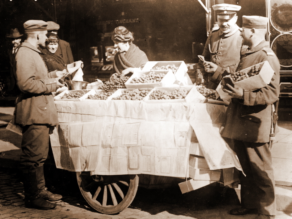 ​Идиллия оккупированного Брюсселя: смеющиеся немецкие солдаты покупают виноград у уличной торговки - Чёрные годы фламандцев и валлонов 