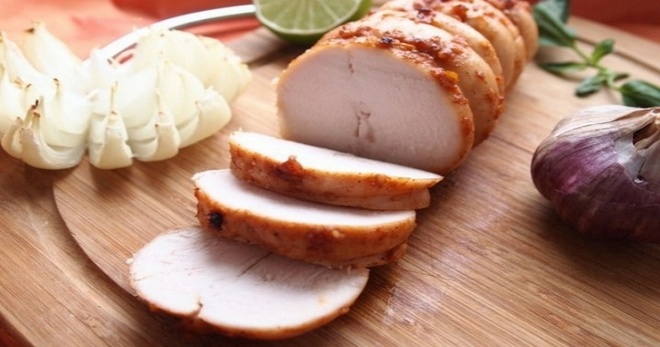 Пастрома из куриной грудки - хорошее решение для домашних бутербродов