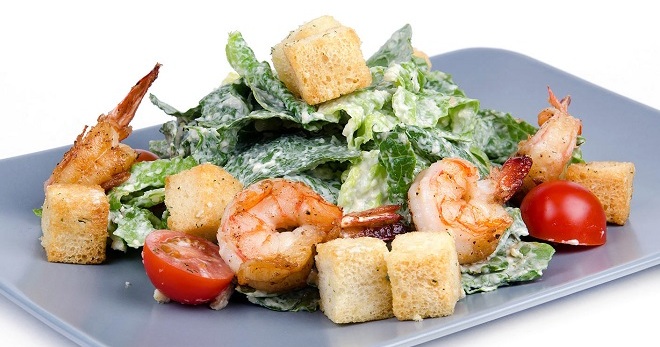 «Цезарь» с креветками - вкусное блюдо с простыми рецептами