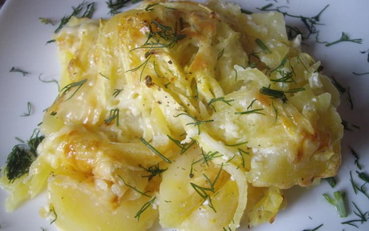 Вкуснейший запеченный картофель готов.