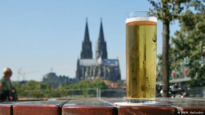 Бокал пива на набережной Рейна в Кельне