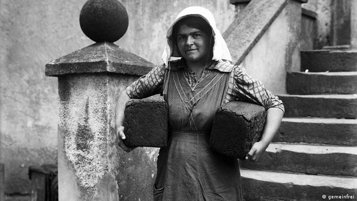 Крестьянка с двумя буханками хлеба пумперникель на фотографии 1919 года