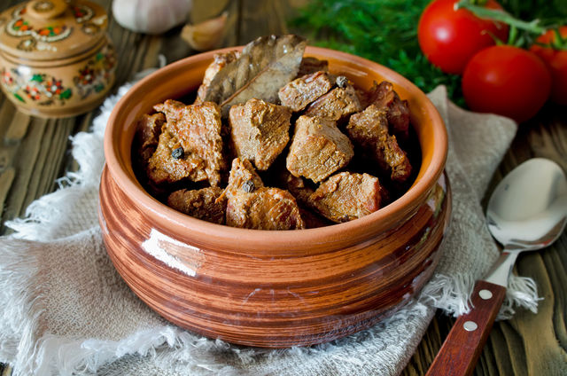 Количество воды зависит от мягкости и времени тушения мяса, к тому же жидкости должно хватить и на соус