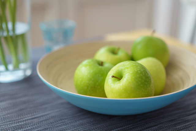 Сезонные яблоки, цитрусы, виноград, бананы и мороженые ягоды также можно включать в рацион, как и любые сухофрукты