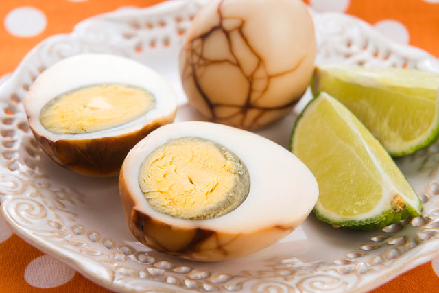Маринованные яйца — популярная закуска во многих странах, поэтому ее часто подают в кафе и барах