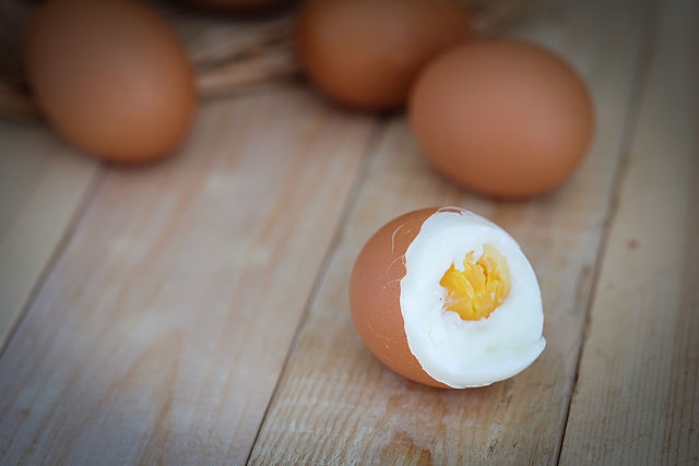 Есть несколько способов легко очистить яйца