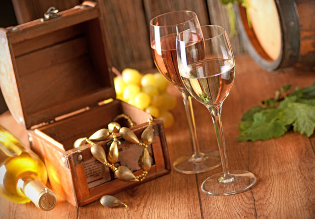 Выразительный фруктовый вкус вина переходит в долгое послевкусие с цитрусовыми нюансами