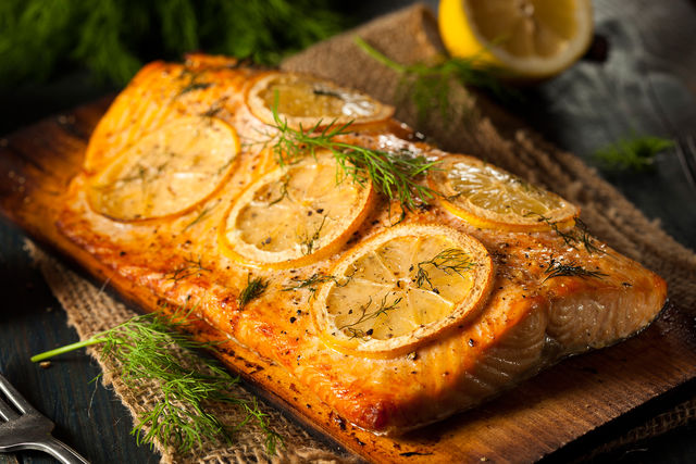 Подавать рыбу можно с зеленью, овощами, картофелем или рисом, предварительно сбрызнув ее белым вином