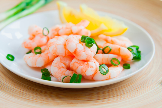 Вкусны и салаты с креветками, и супы, и вторые блюда, для которых морепродукты предварительно отвариваются