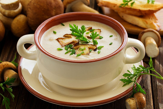Готовим в керамике: 5 рецептов домашних супов на любой вкус