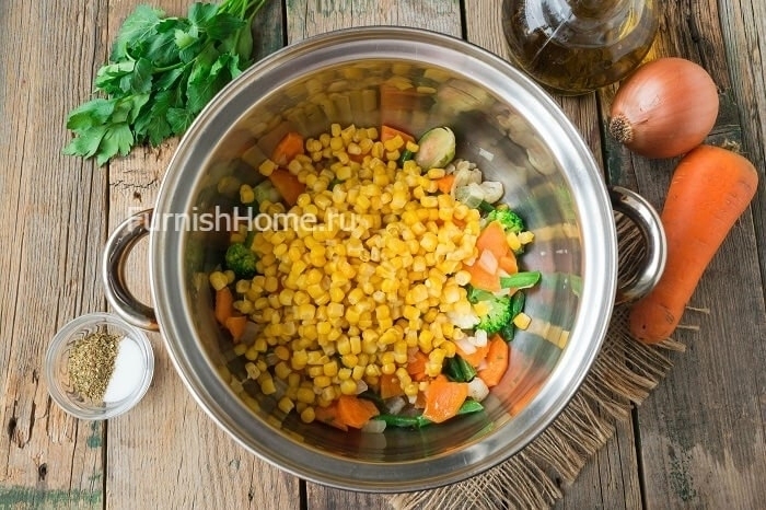 Рис с овощами и консервированной кукурузой
