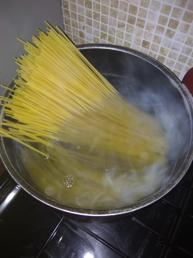 Фото рецепта - Спагетти с запечённой курицей под сливочным соусом - шаг 4