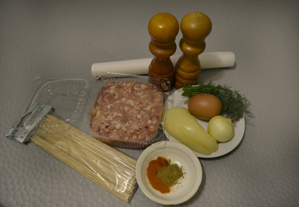 Фото рецепта - Куриный люля-кебаб в духовке - шаг 1