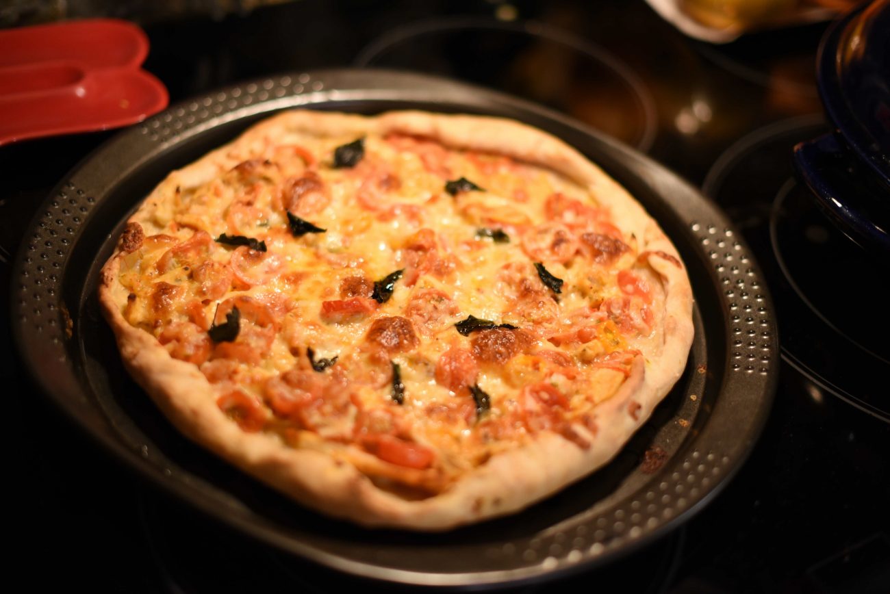 Простой рецепт теста на пиццу в духовке. Пицца на тонком тесте в духовке. Пицца из печи. Край пиццы. Пицца на тонком тесте рецепт.
