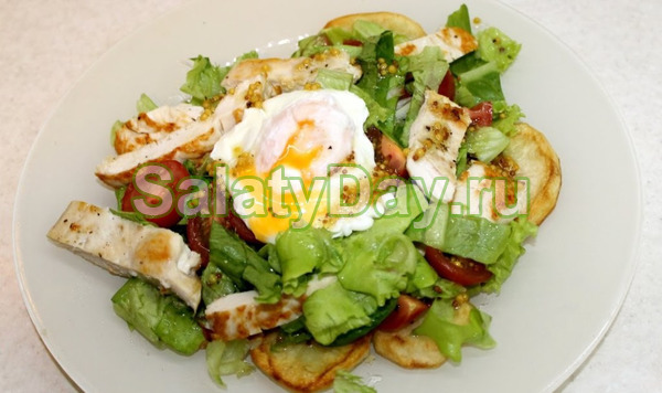 Теплый салат с куриной грудкой и яйцом пашот