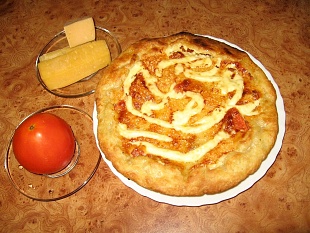 Замечательная классическая сырная пицца из тертого твердого сыра