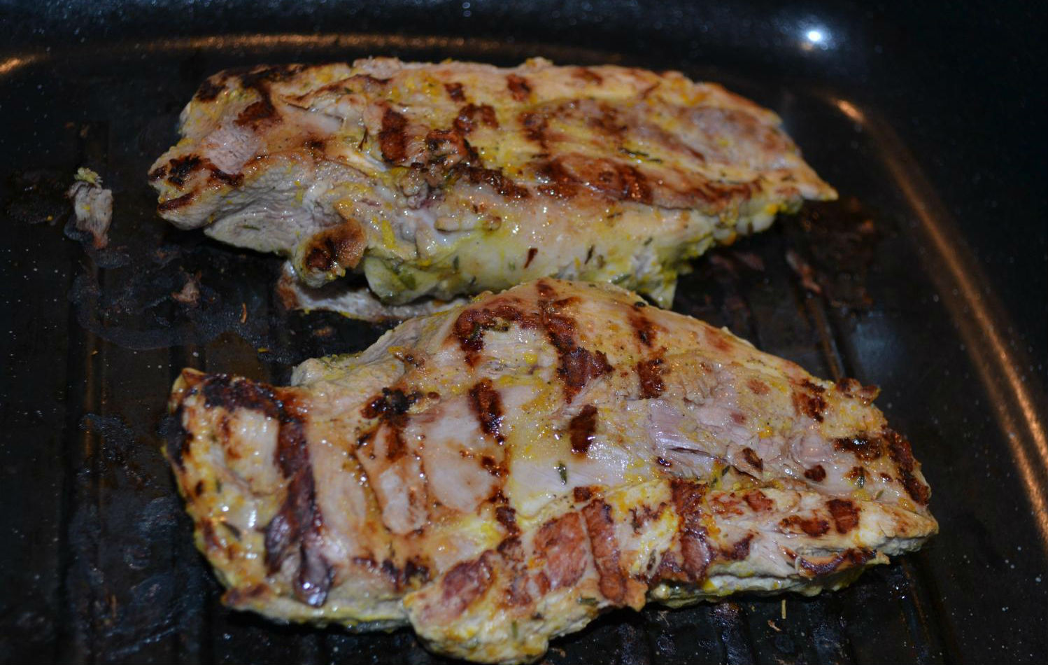 маринованное утиное филе жарится на сковороде-гриль