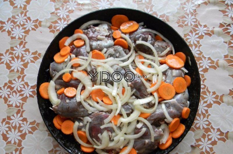 мясо с кружочками моркови и колечками лука