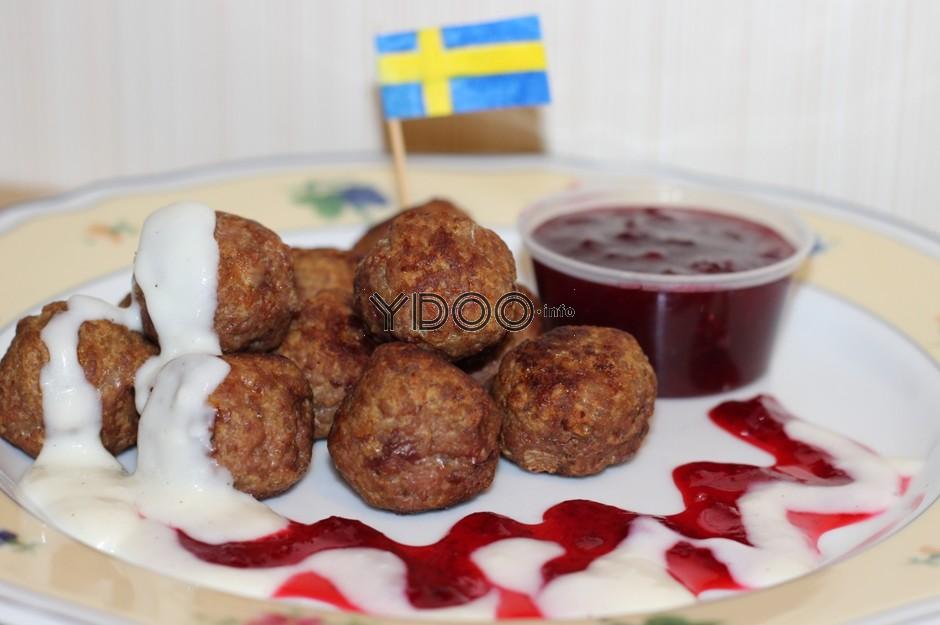шведские фрикадельки из свино-говяжьего фарша с двумя видами соусов на тарелке