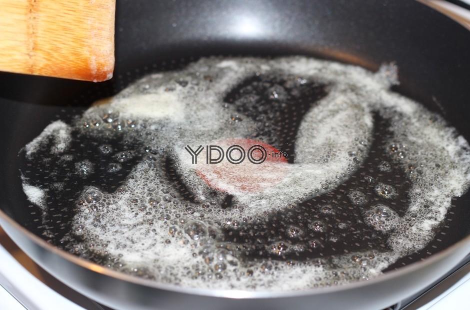 сливочное масло, растопленное на тефлоновой сковороде