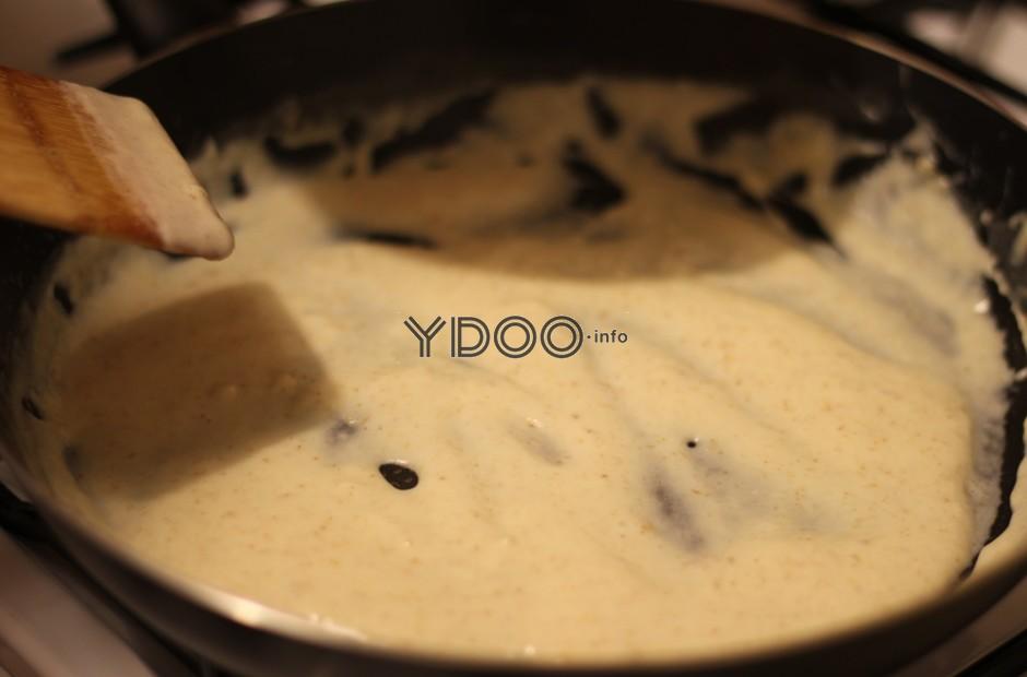 сливочный соус на молоке и мясном бульоне готовится в тефлоновой сковороде при постоянном помешивании деревянной лопаткой