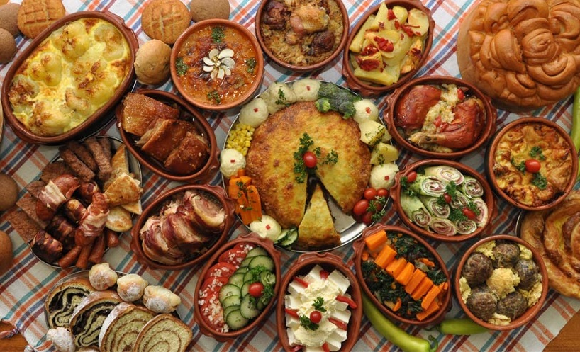 стол с разными сербскими блюда