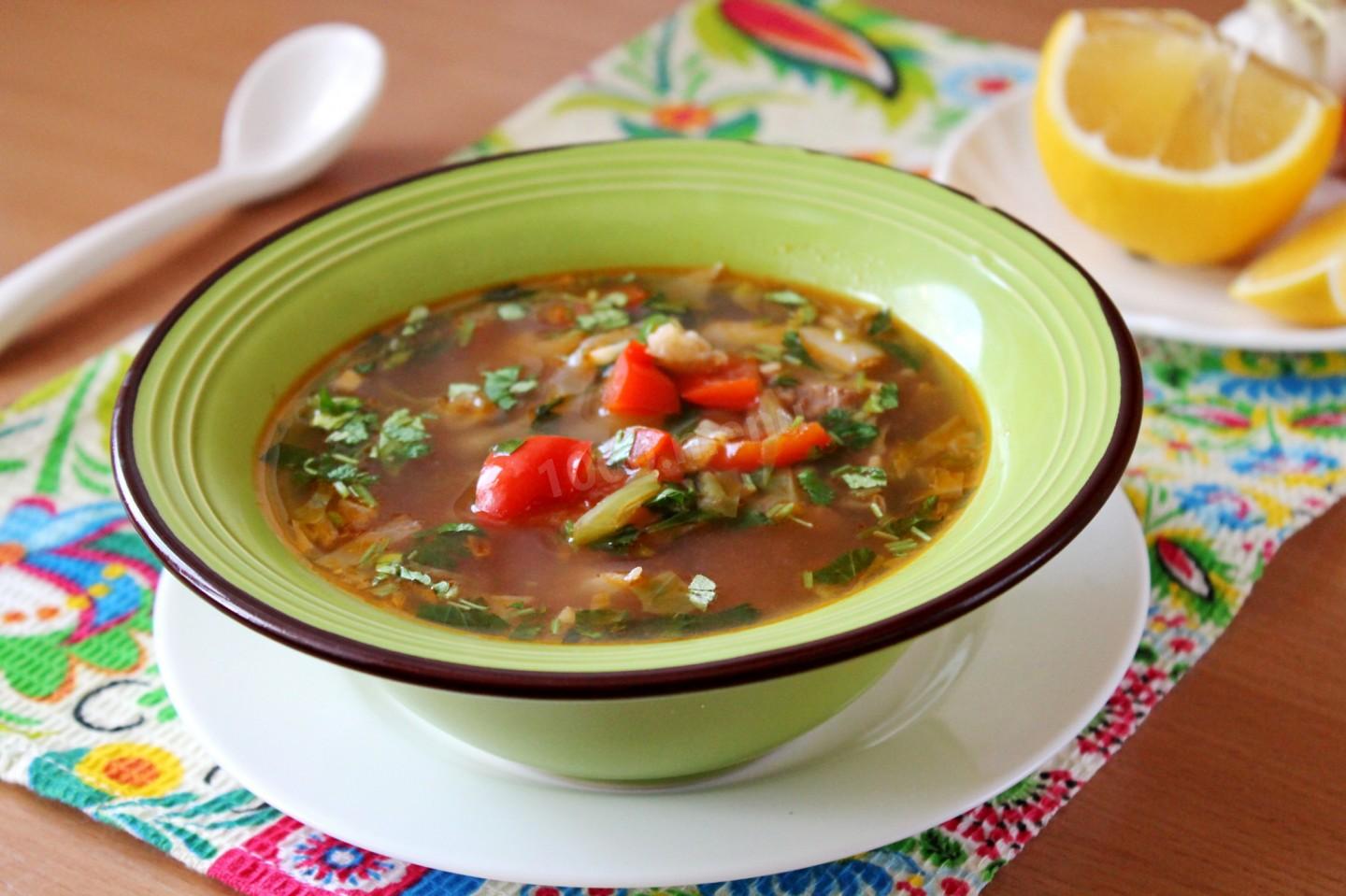 сербский суп в тарелке