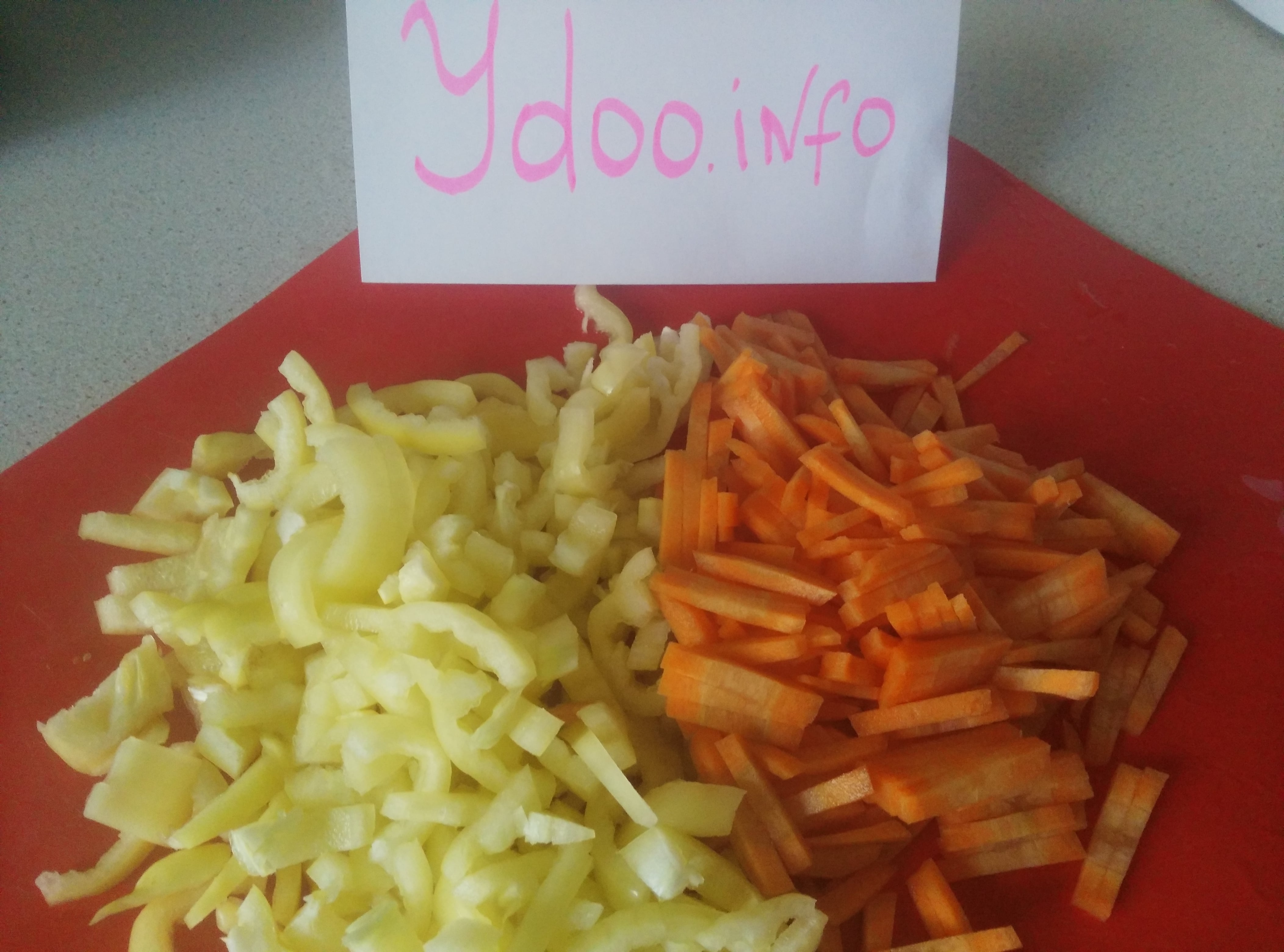 нарезанные соломкой салатный перец и морковь
