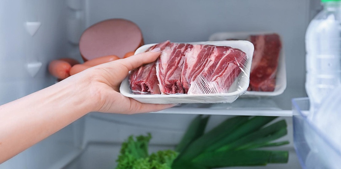 мясо завернутое в пищевую пленку, кладут в холодильник