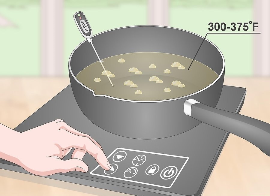 сковорода с растительным маслом и термометром на плите