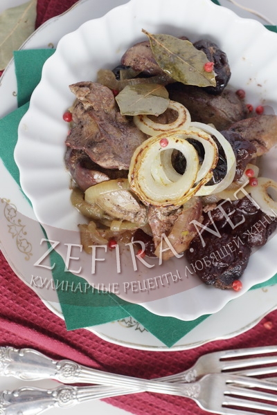 Печень куриная, тушеная с луком и черносливом - рецепт и фото
