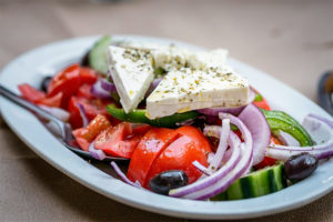 Праздничный греческий салат к 8 марта